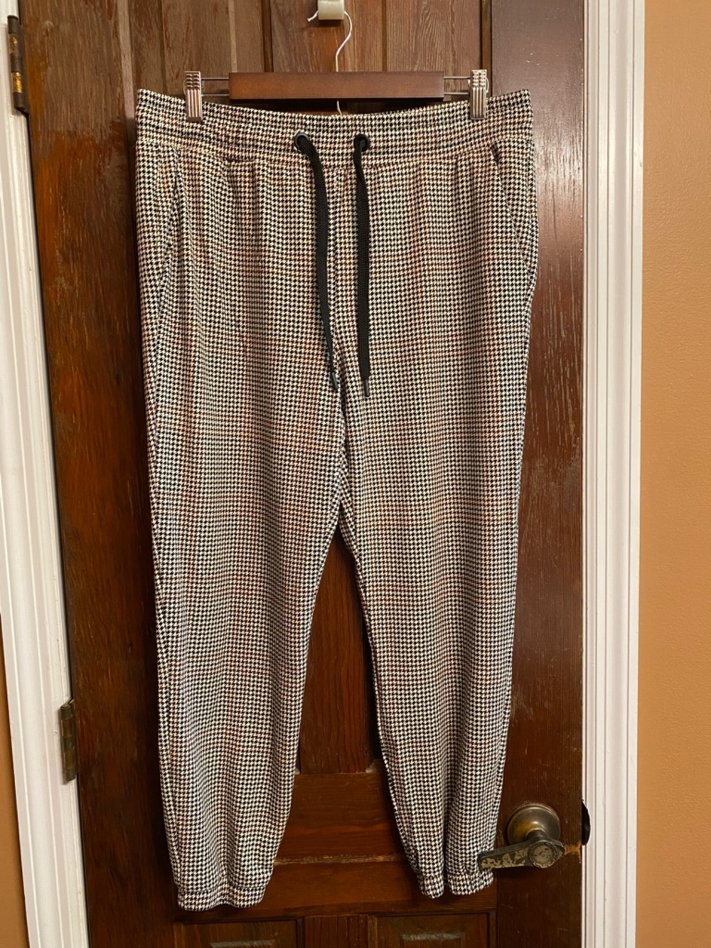 Women’s Black & White Houndstooth Jogger Pants